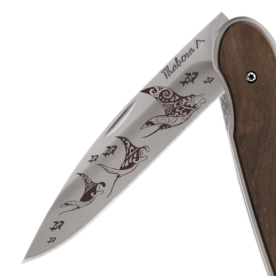 Couteau acier finition titane gris plaquette pleine bois foncé motif «raie manta»