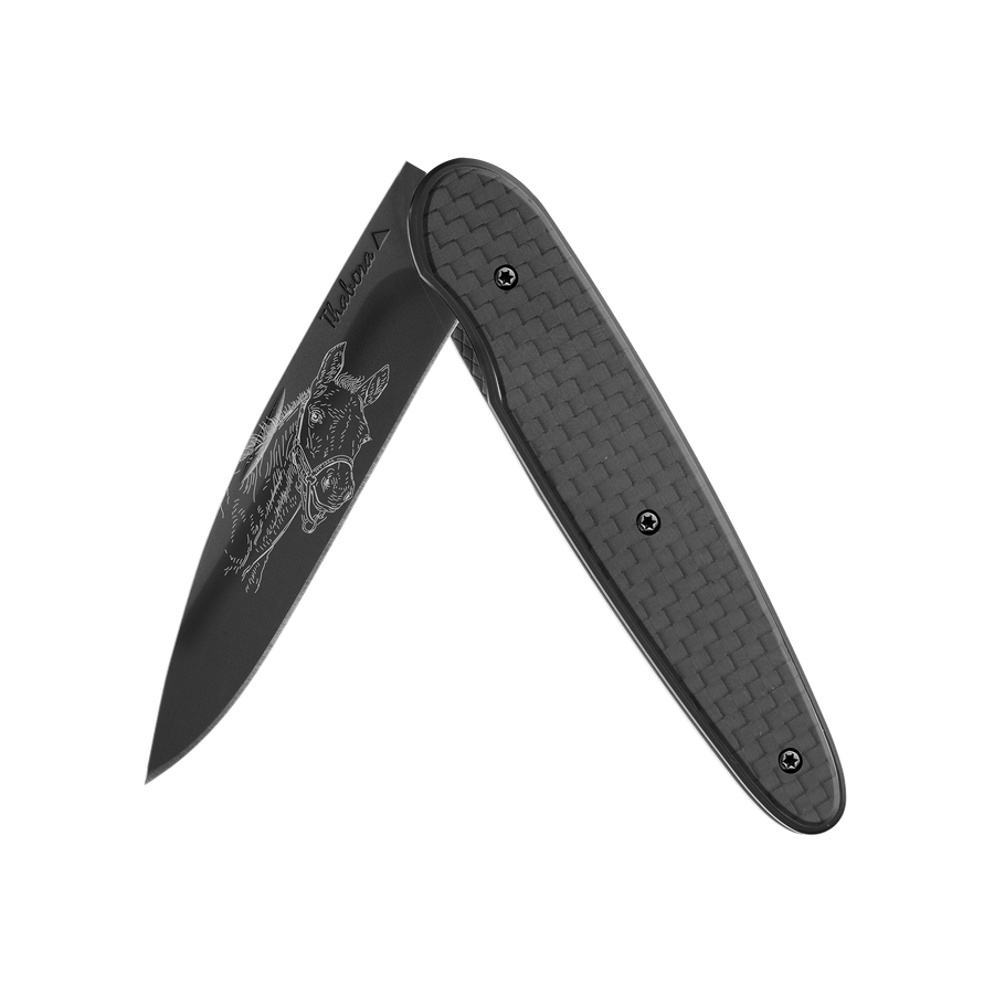 Couteau acier finition titane noir plaquette pleine carbone motif «poulain»