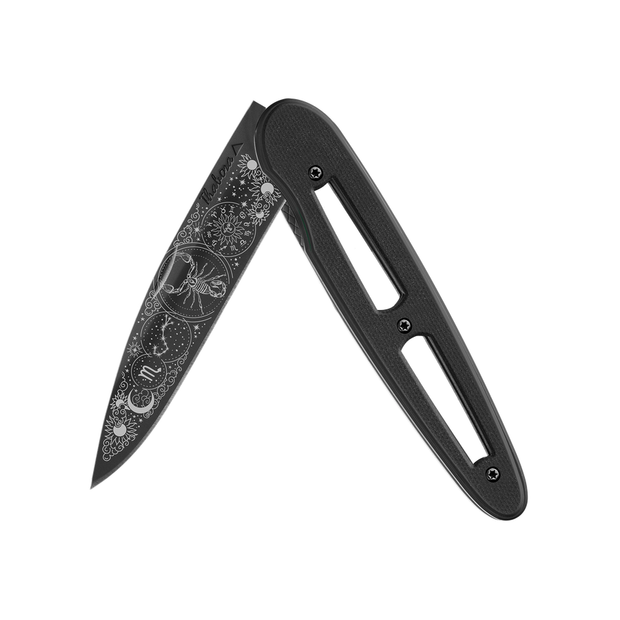 Couteau acier finition titane noir plaquette ajourée résine g10 noir motif «zodiaque scorpion»