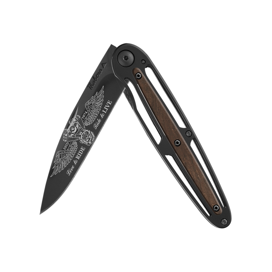 Couteau acier finition titane noir plaquette centrale bois foncé motif «biker ailes»