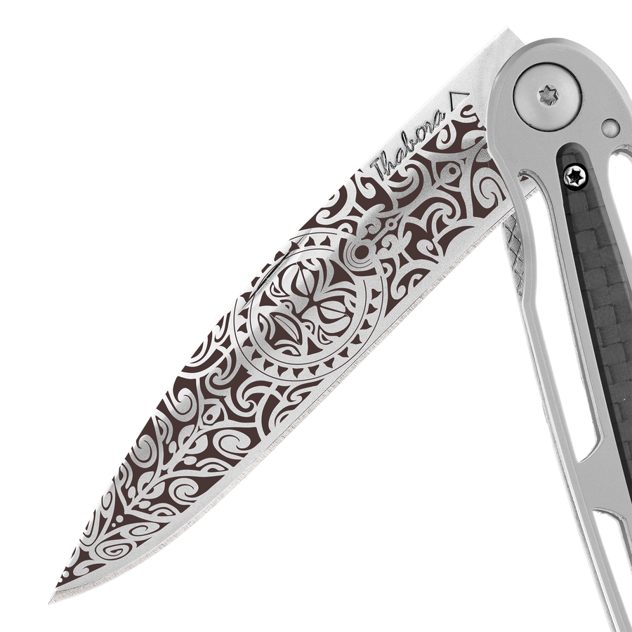 Couteau acier finition brillante plaquette centrale carbone motif «tiki»