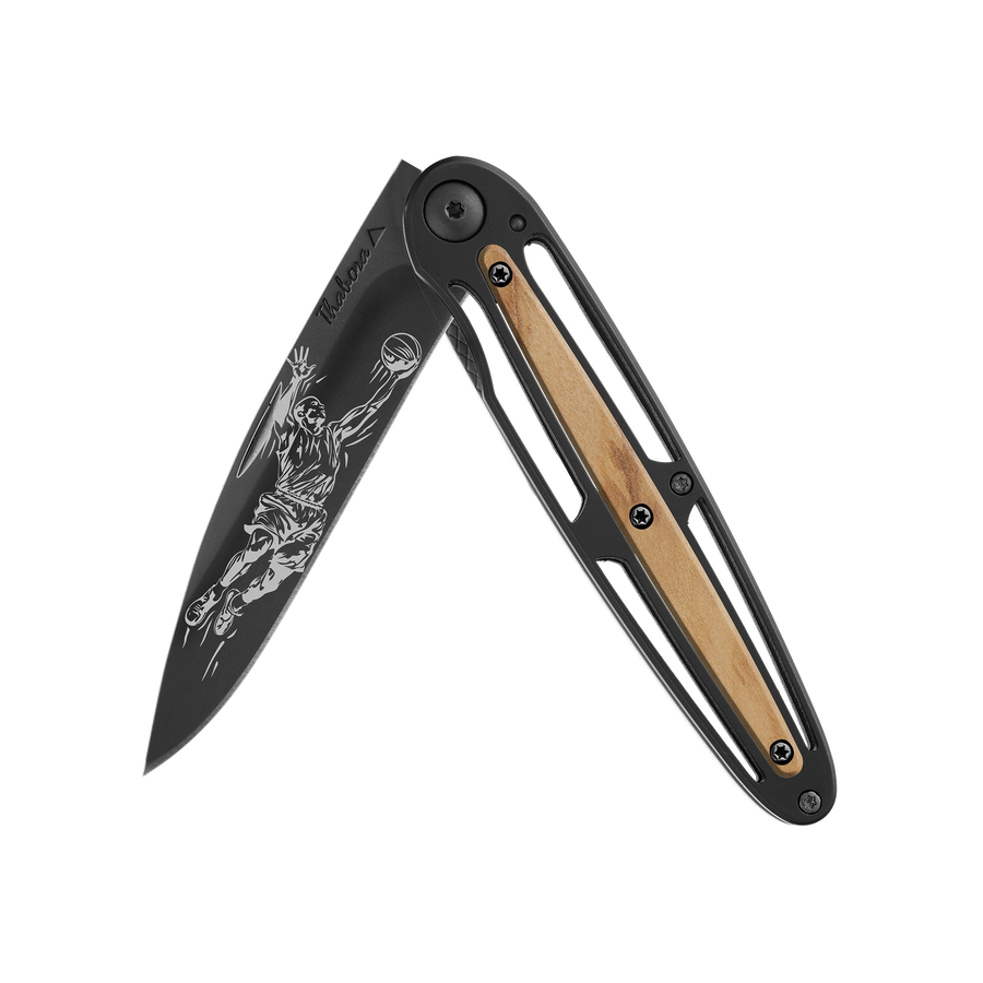 Couteau acier finition titane noir plaquette centrale bois clair motif «basketteur»