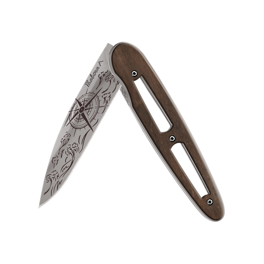 Couteau acier finition titane gris plaquette ajourée bois foncé motif «navigation»