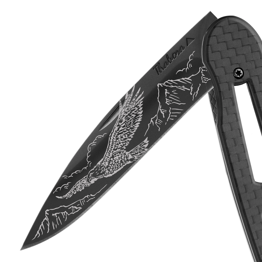 Couteau acier finition titane noir plaquette ajourée carbone motif «aigle»