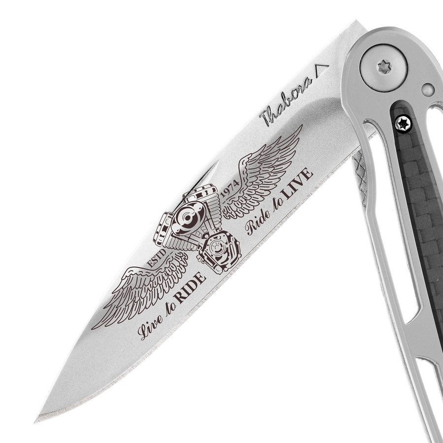 Couteau acier finition brillante plaquette centrale carbone motif «biker ailes»