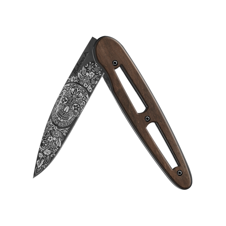 Couteau acier finition titane noir plaquette ajourée bois foncé motif «tête mexicaine»