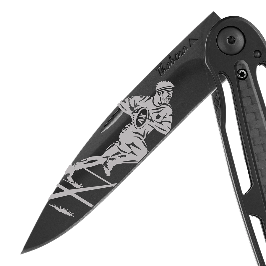 Couteau acier finition titane noir plaquette centrale carbone motif «rugbyman»