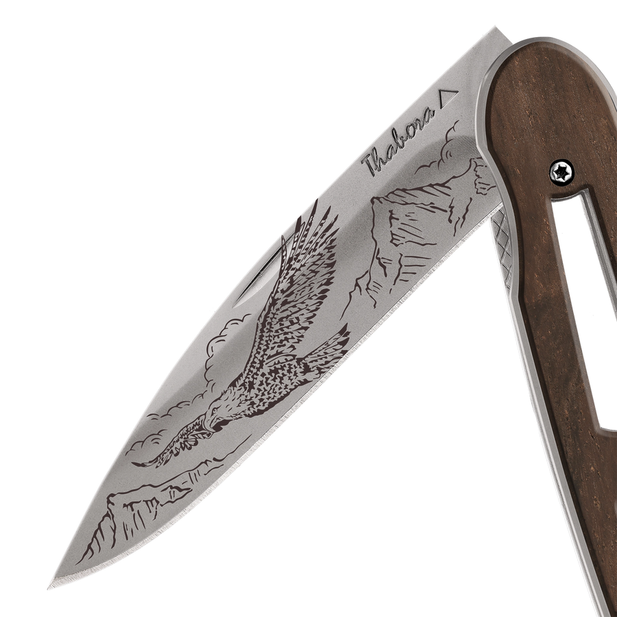 Couteau acier finition titane gris plaquette ajourée bois foncé motif «aigle»