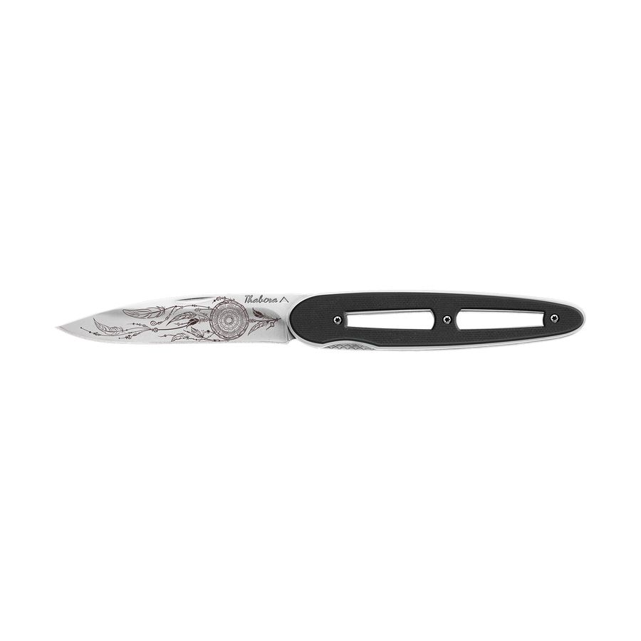 Couteau acier finition brillante plaquette ajourée résine g10 noir motif «attrape rêves»
