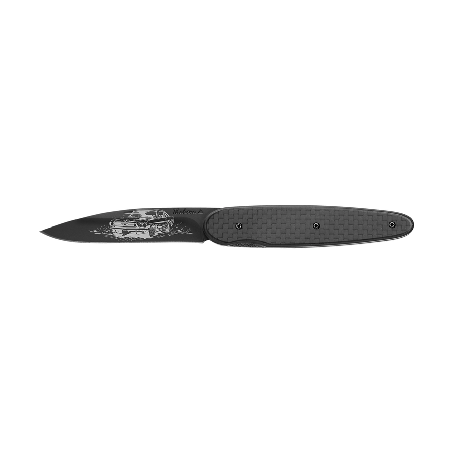 Couteau acier finition titane noir plaquette pleine carbone motif «voiture américaine»