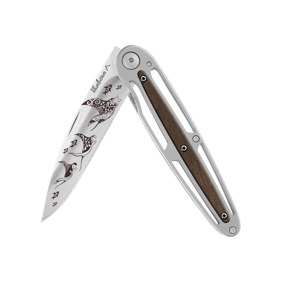 Couteau acier finition brillante plaquette centrale bois foncé motif «raie manta»