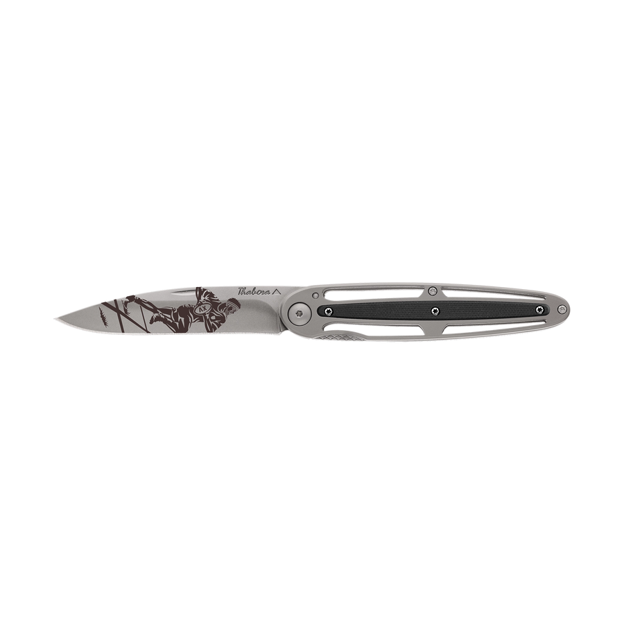 Couteau acier finition titane gris plaquette centrale résine g10 noir motif «rugbyman»