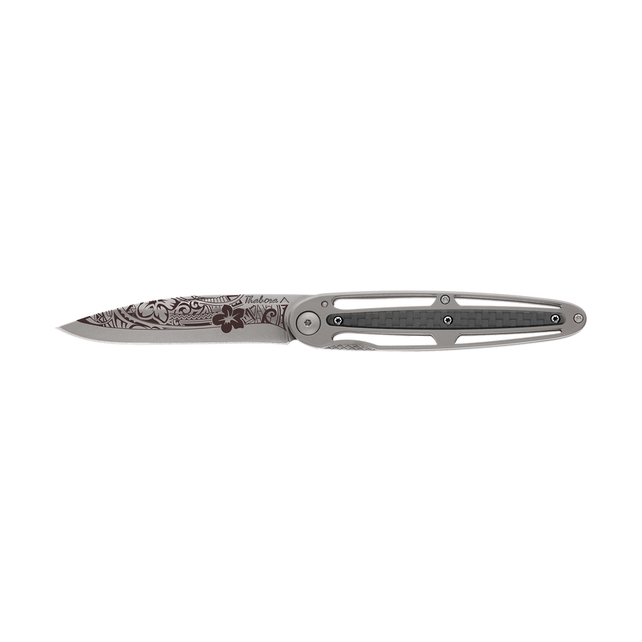 Couteau acier finition titane gris plaquette centrale carbone motif «polynésien»