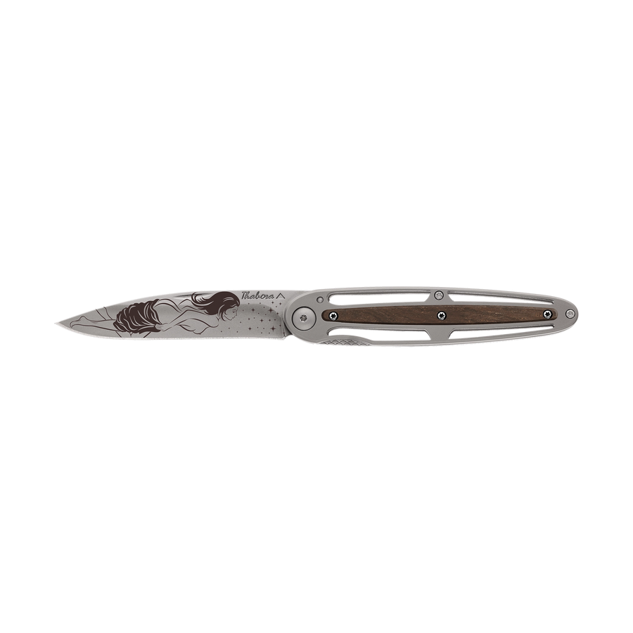 Couteau acier finition titane gris plaquette centrale bois foncé motif «femme dénudée»