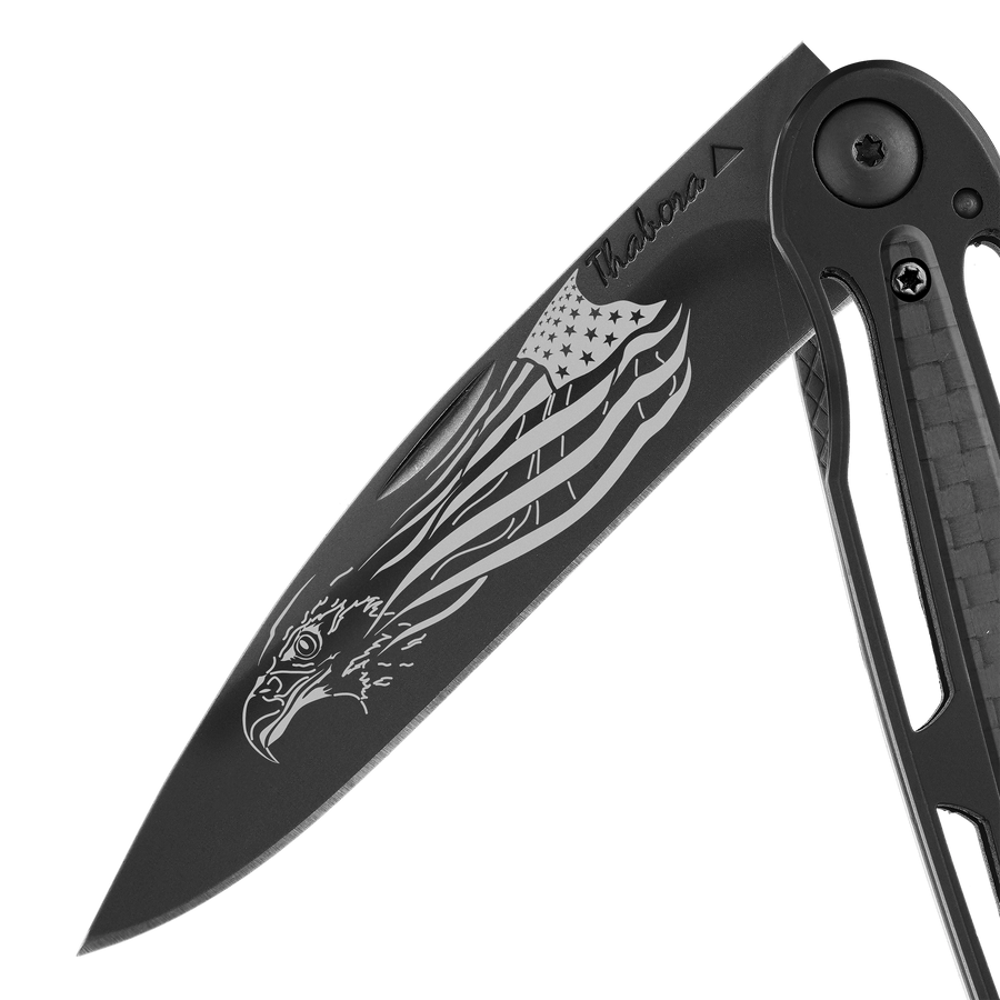 Couteau acier finition titane noir plaquette centrale carbone motif «aigle américain»