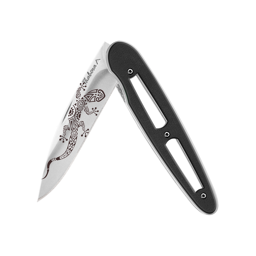 Couteau acier finition brillante plaquette ajourée résine g10 noir motif «salamandre tribale»