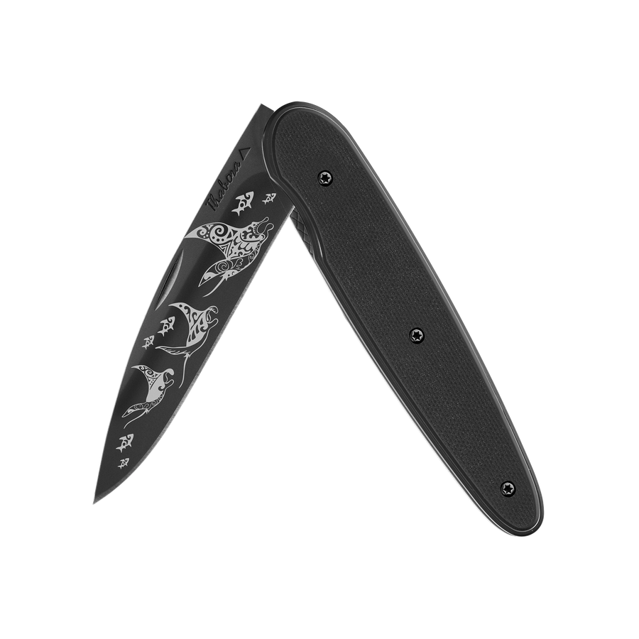 Couteau acier finition titane noir plaquette pleine résine g10 noir motif «raie manta»