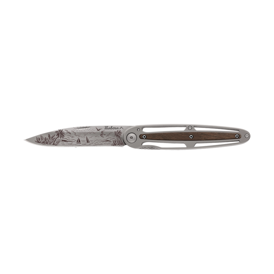 Couteau acier finition titane gris plaquette centrale bois foncé motif «plage paradisiaque»