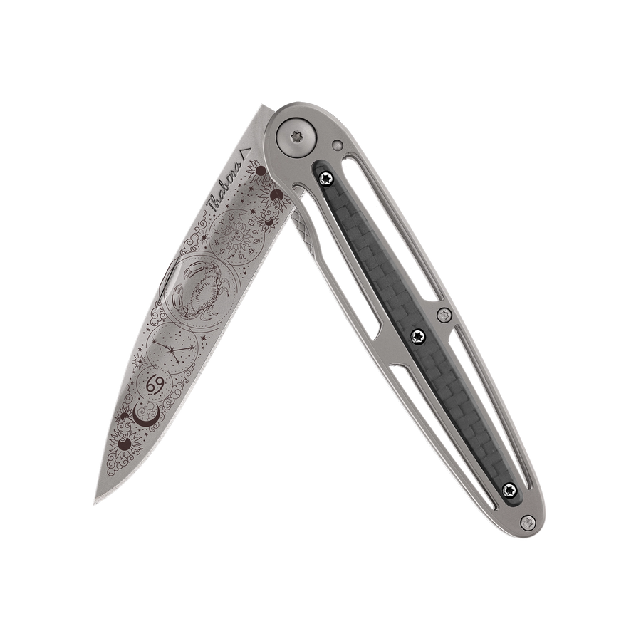 Couteau acier finition titane gris plaquette centrale carbone motif «zodiaque cancer»
