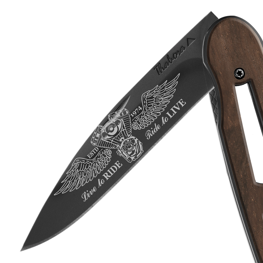 Couteau acier finition titane noir plaquette ajourée bois foncé motif «biker ailes»