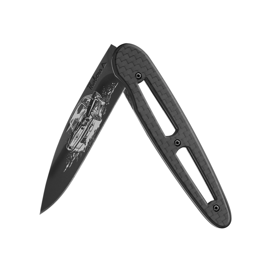 Couteau acier finition titane noir plaquette ajourée carbone motif «voiture américaine»