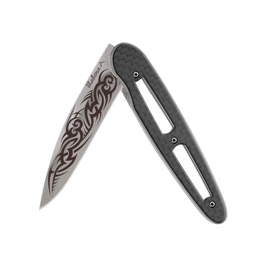 Couteau acier finition titane gris plaquette ajourée carbone motif «tribal gothique»