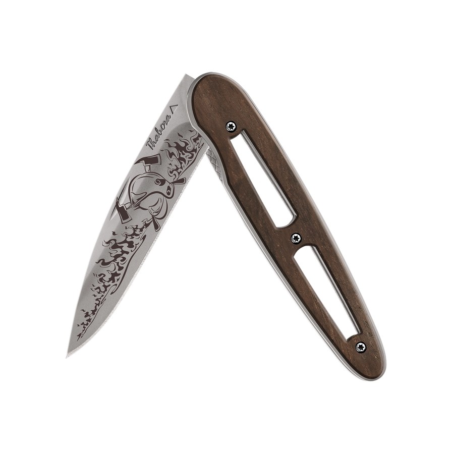 Couteau acier finition titane gris plaquette ajourée bois foncé motif «pompier»
