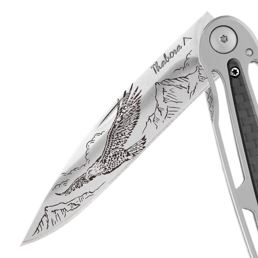 Couteau acier finition brillante plaquette centrale carbone motif «aigle»