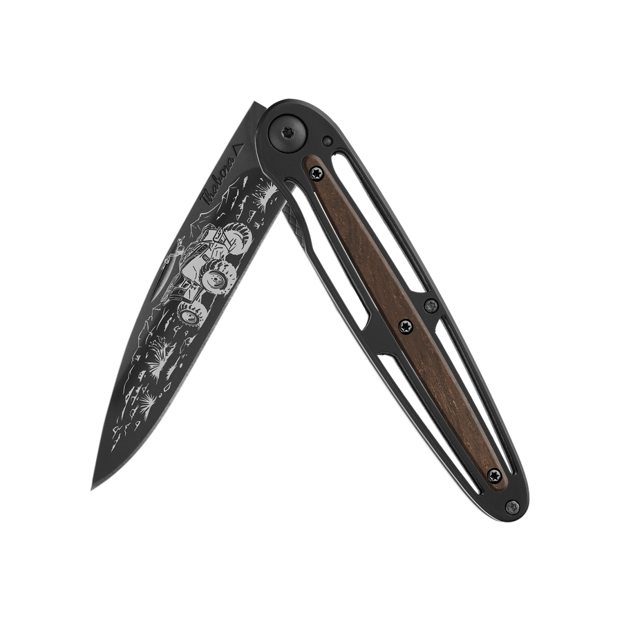 Couteau acier finition titane noir plaquette centrale bois foncé motif «quad»