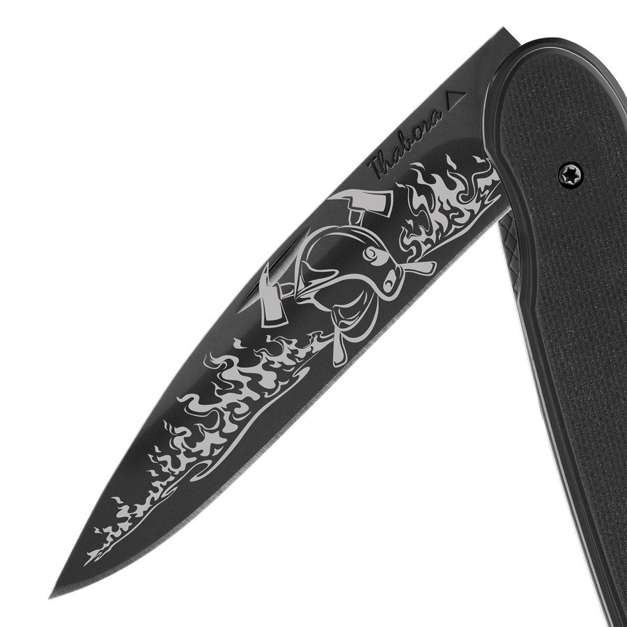 Couteau acier finition titane noir plaquette pleine résine g10 noir motif «pompier»