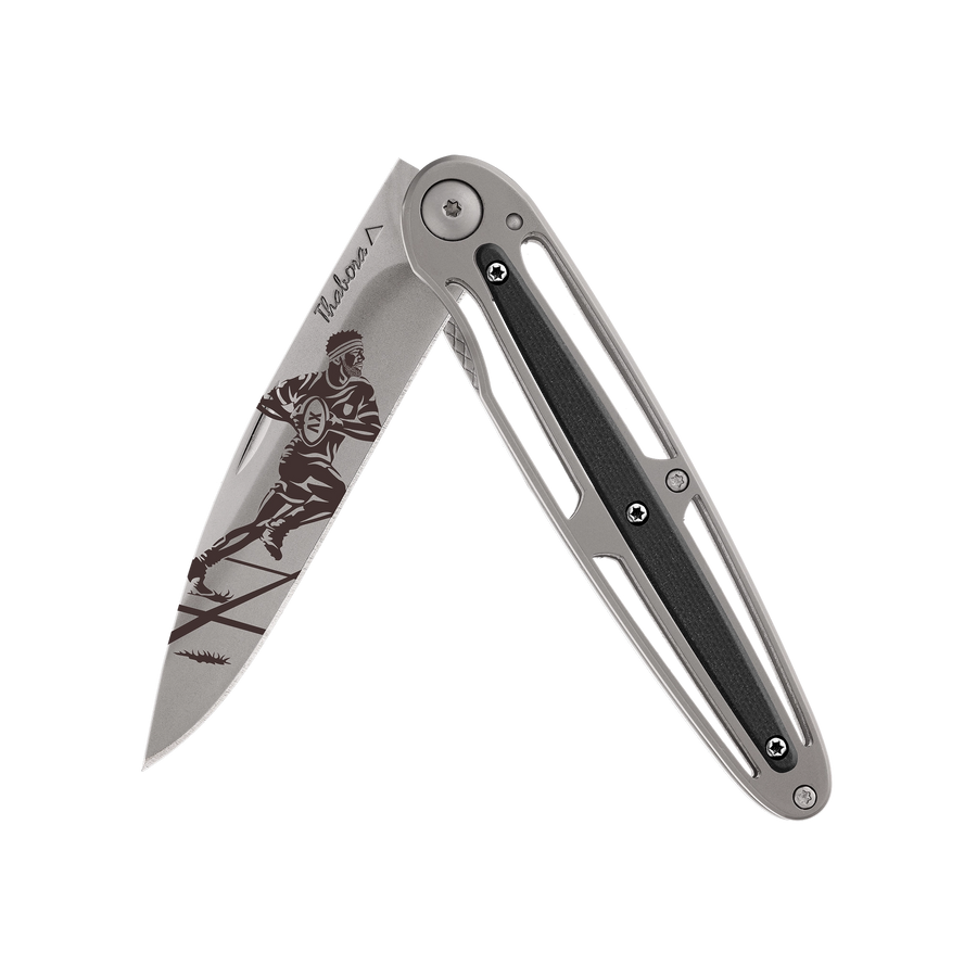 Couteau acier finition titane gris plaquette centrale résine g10 noir motif «rugbyman»