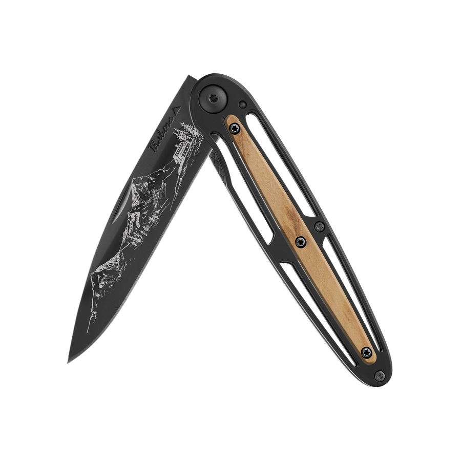 Couteau acier finition titane noir plaquette centrale bois clair motif «montagne»