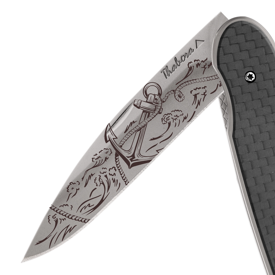 Couteau acier finition titane gris plaquette pleine carbone motif «ancre»