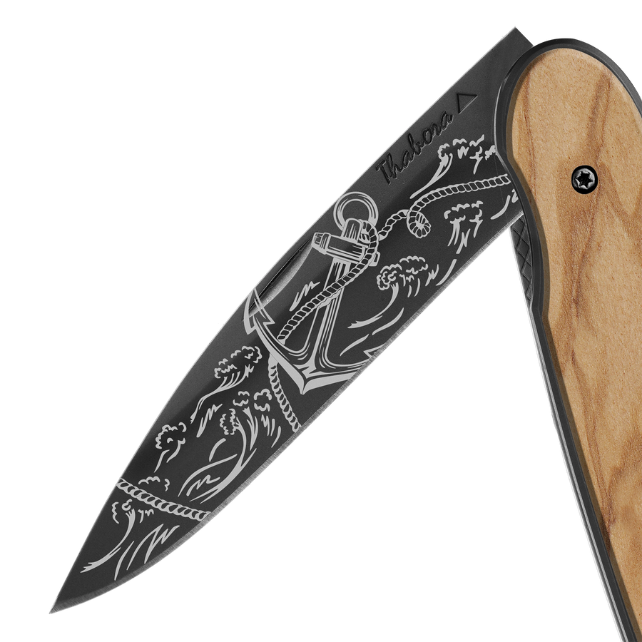 Couteau acier finition titane noir plaquette pleine bois clair motif «ancre»