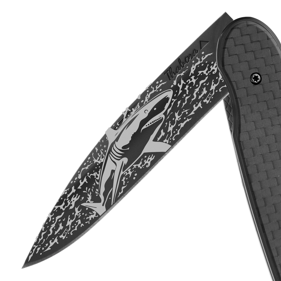 Couteau acier finition titane noir plaquette pleine carbone motif «requin»