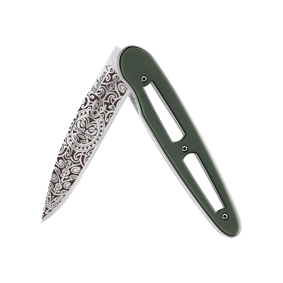 Couteau acier finition brillante plaquette ajourée résine g10 kaki motif «tiki»