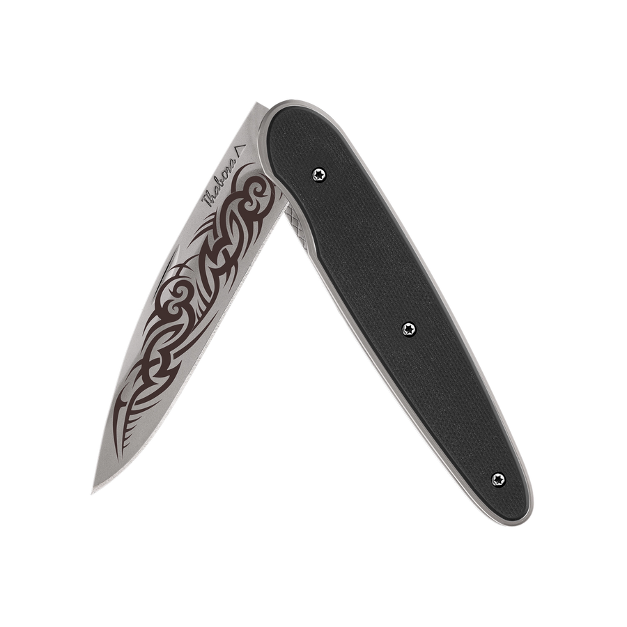 Couteau acier finition titane gris plaquette pleine résine g10 noir motif «tribal gothique»
