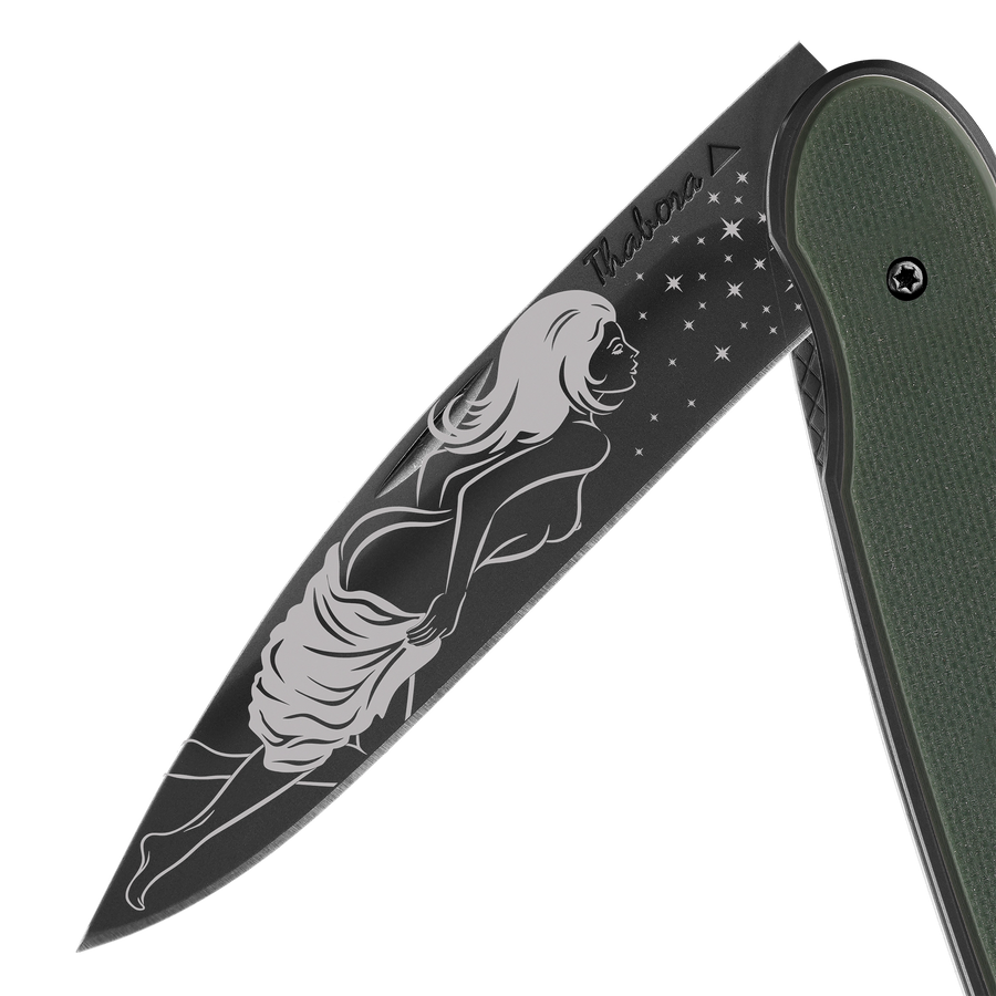 Couteau acier finition titane noir plaquette pleine résine g10 kaki motif «femme dénudée»