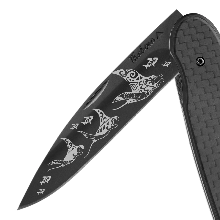 Couteau acier finition titane noir plaquette pleine carbone motif «raie manta»