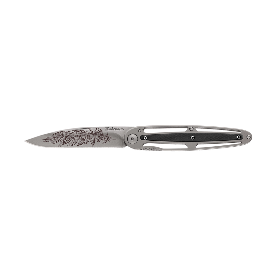 Couteau acier finition titane gris plaquette centrale résine g10 noir motif «plume polynesienne»