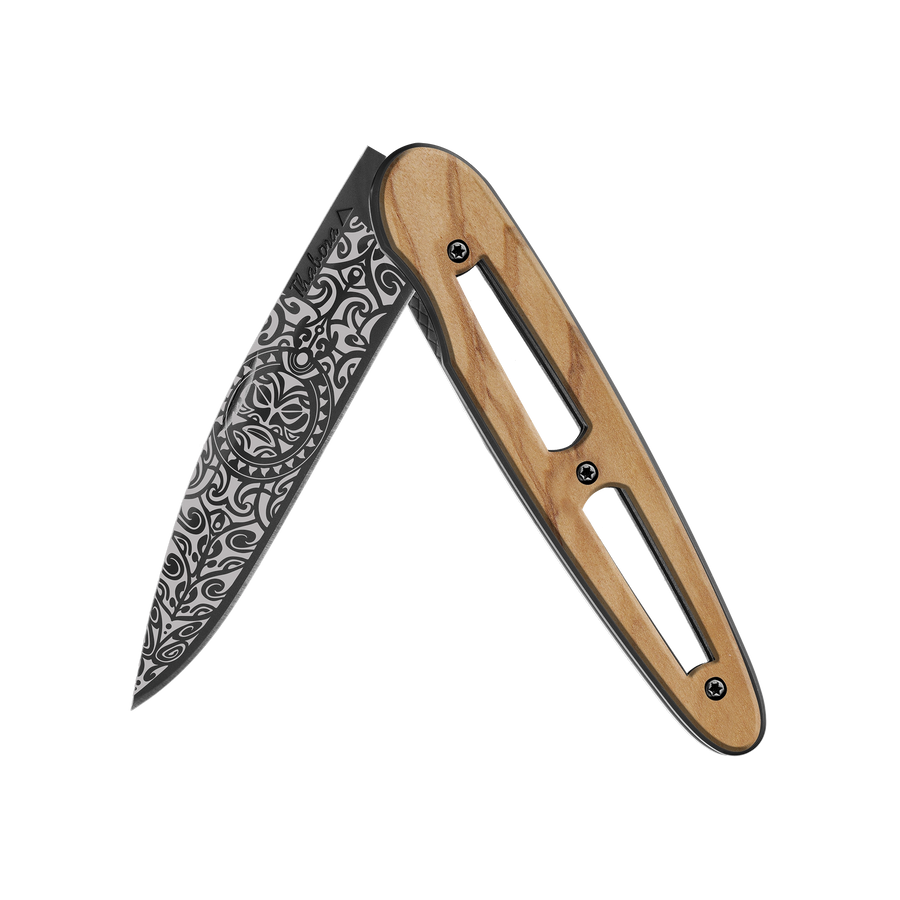 Couteau acier finition titane noir plaquette ajourée bois clair motif «tiki»