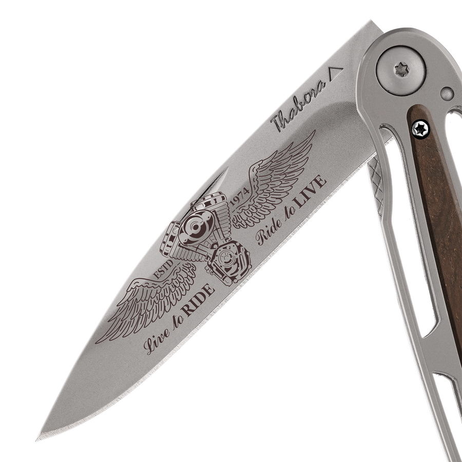 Couteau acier finition titane gris plaquette centrale bois foncé motif «biker ailes»