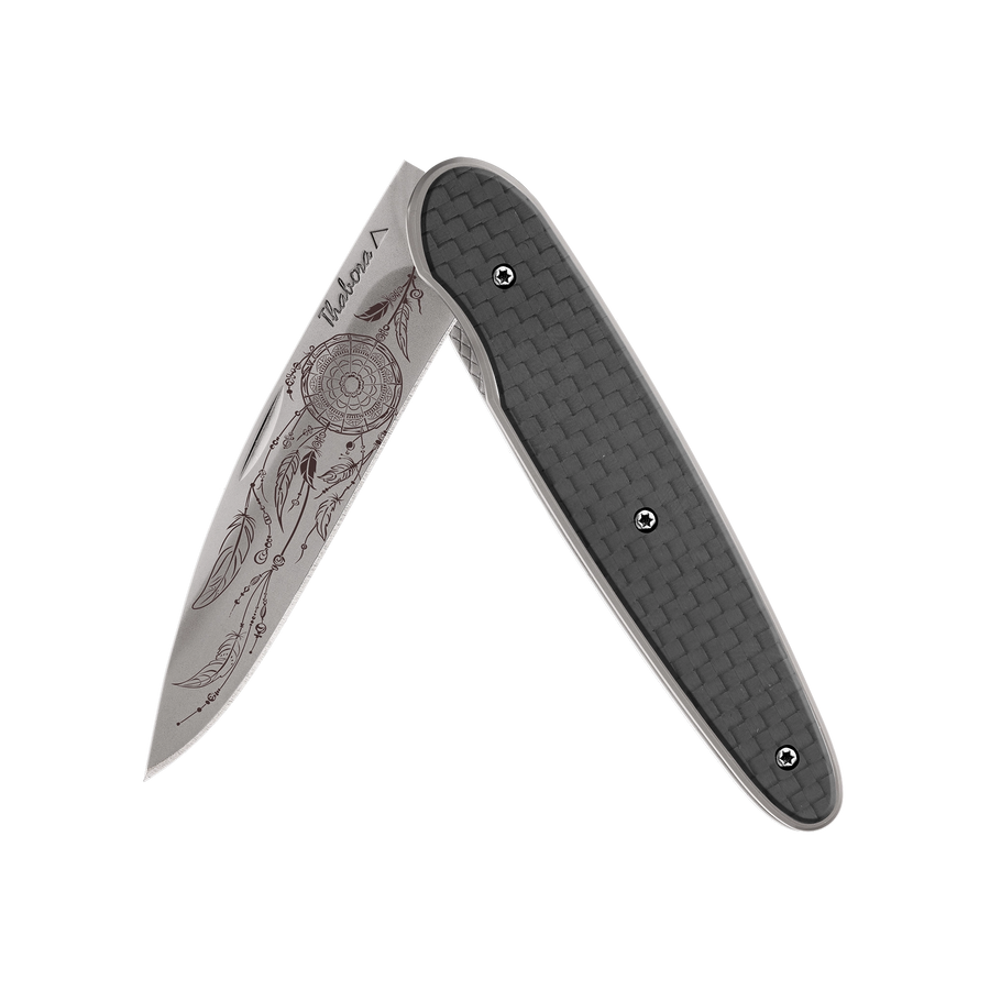 Couteau acier finition titane gris plaquette pleine carbone motif «attrape rêves»