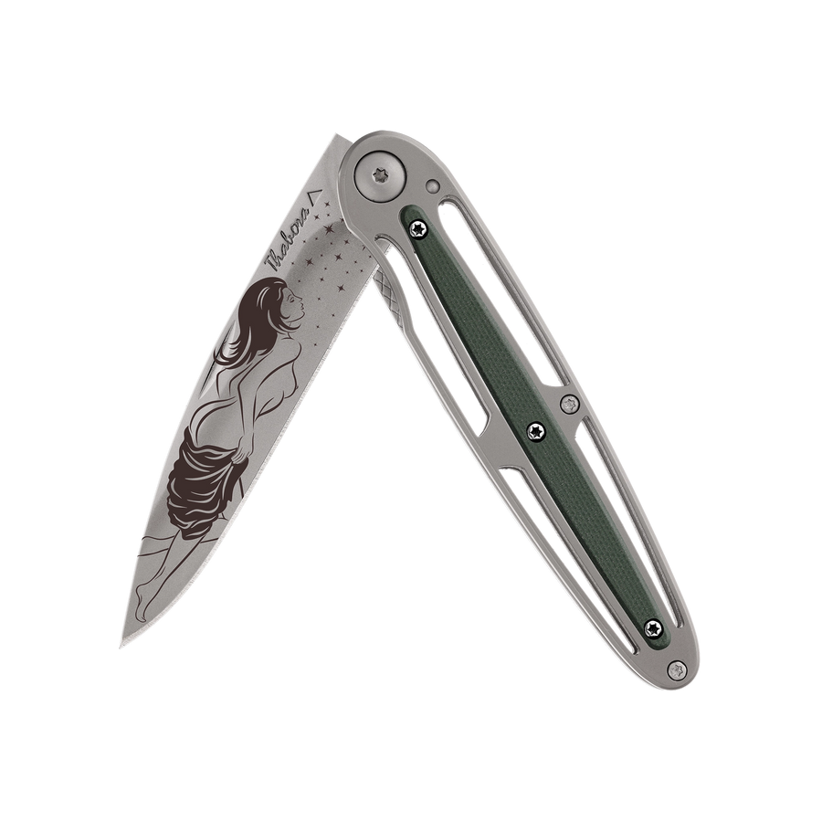 Couteau acier finition titane gris plaquette centrale résine g10 kaki motif «femme dénudée»