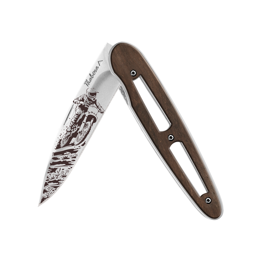Couteau acier finition brillante plaquette ajourée bois foncé motif «motocross»