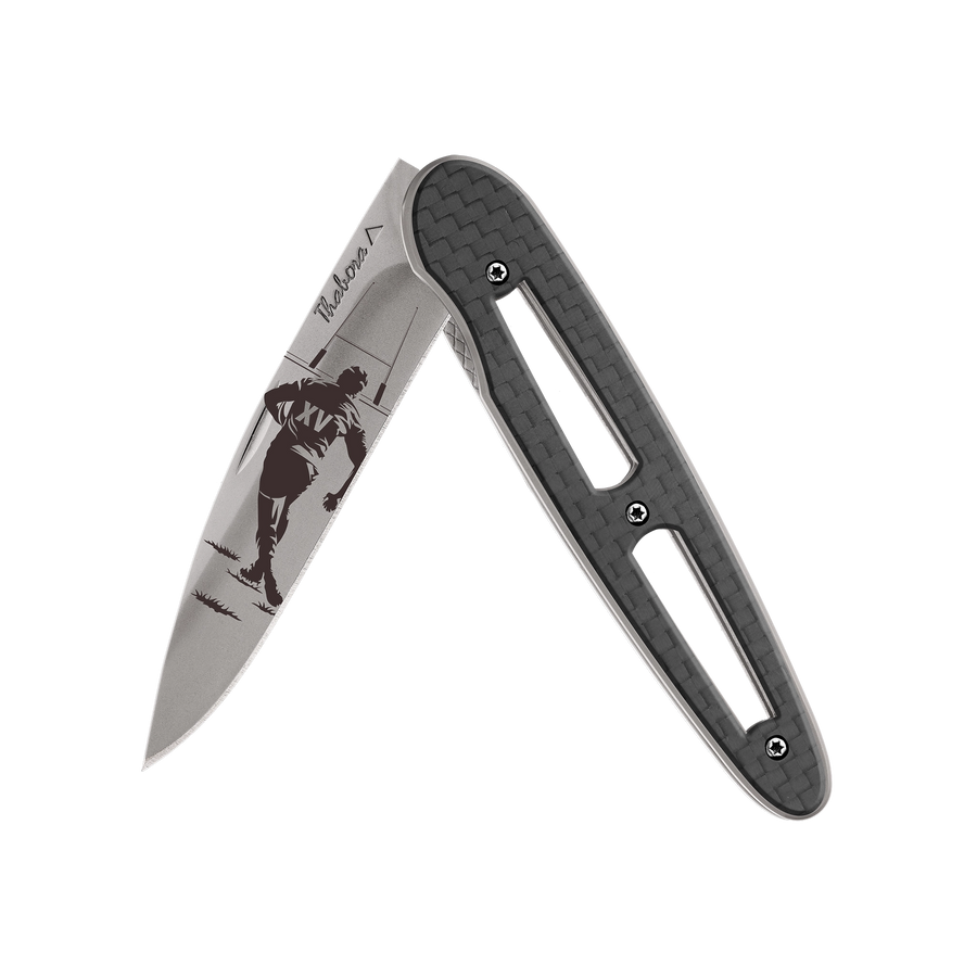 Couteau acier finition titane gris plaquette ajourée carbone motif «rugby»