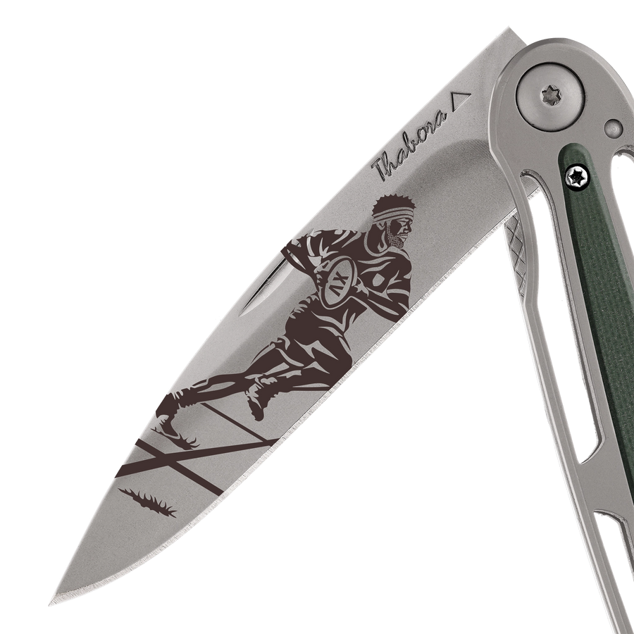 Couteau acier finition titane gris plaquette centrale résine g10 kaki motif «rugbyman»