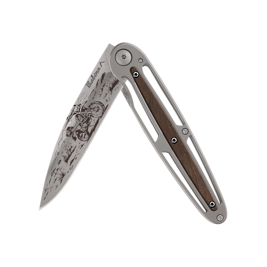 Couteau acier finition titane gris plaquette centrale bois foncé motif «trail»