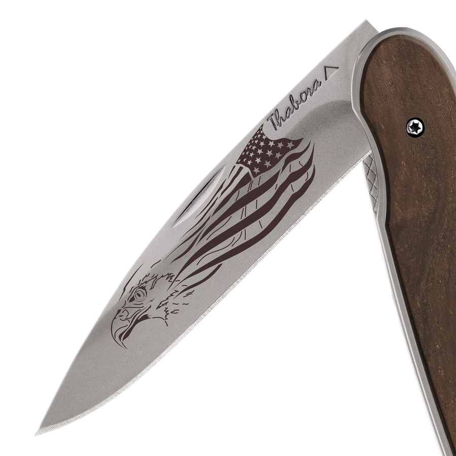 Couteau acier finition titane gris plaquette pleine bois foncé motif «aigle américain»