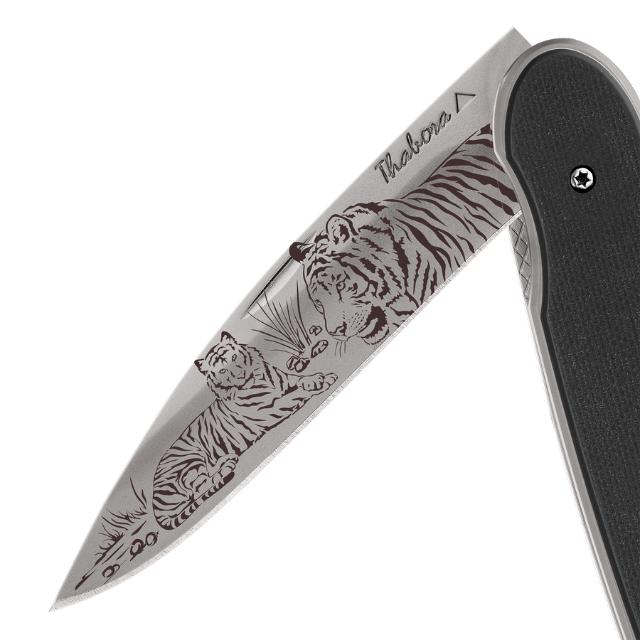 Couteau acier finition titane gris plaquette pleine résine g10 noir motif «tigres»